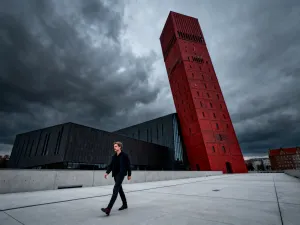 Turystka podziwiająca renesansową architekturę bazyliki Santa Maria delle Grazie w Mediolanie podczas zachodu słońca.
