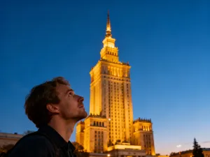 Kobieta podziwiająca zamek w Pieskowej Skale, malowniczo położony na wapiennej skale w otoczeniu zielonej doliny.